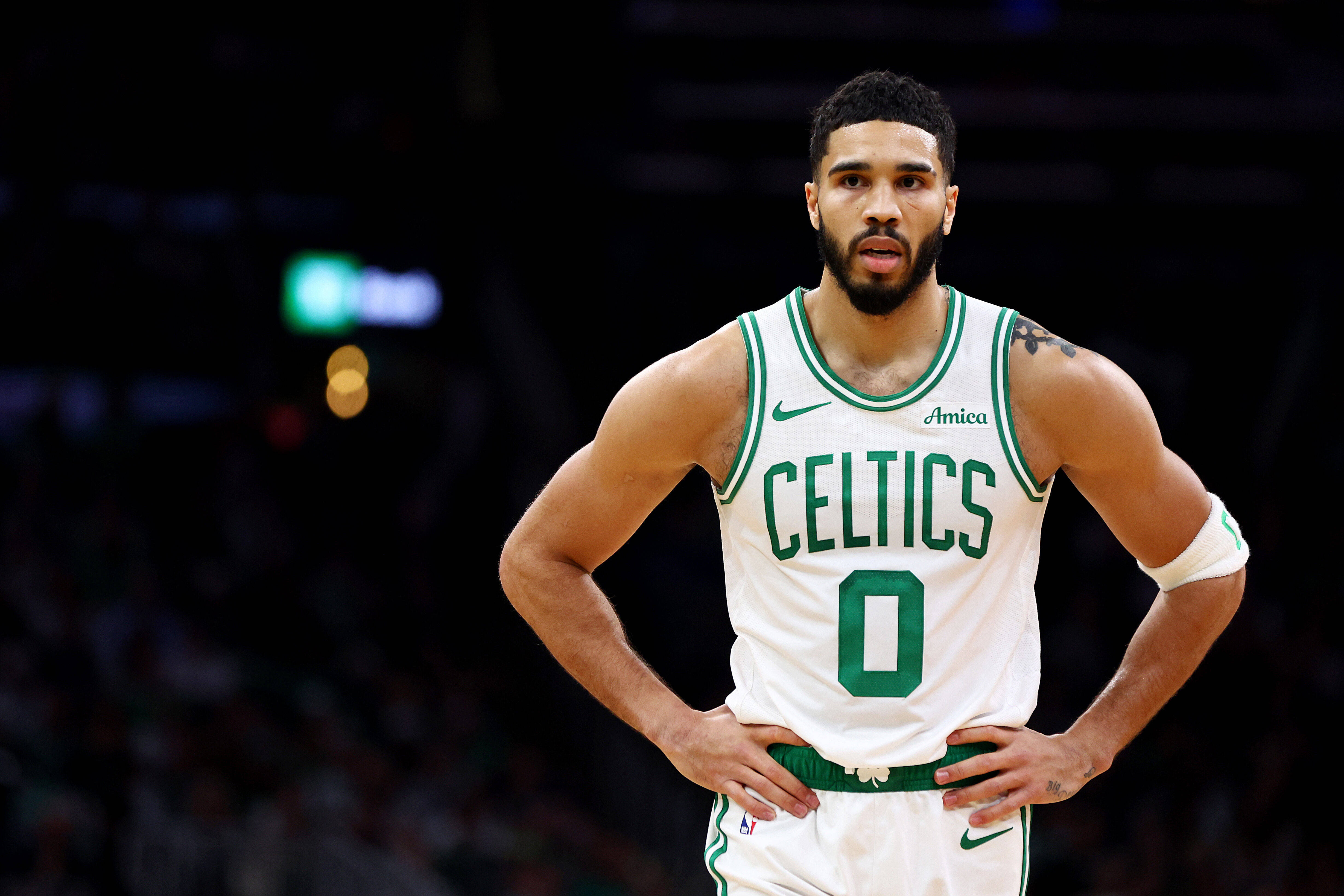 约基奇复出首战，关键时刻神级表现状态火爆，凯尔特人成为焦点！的简单介绍