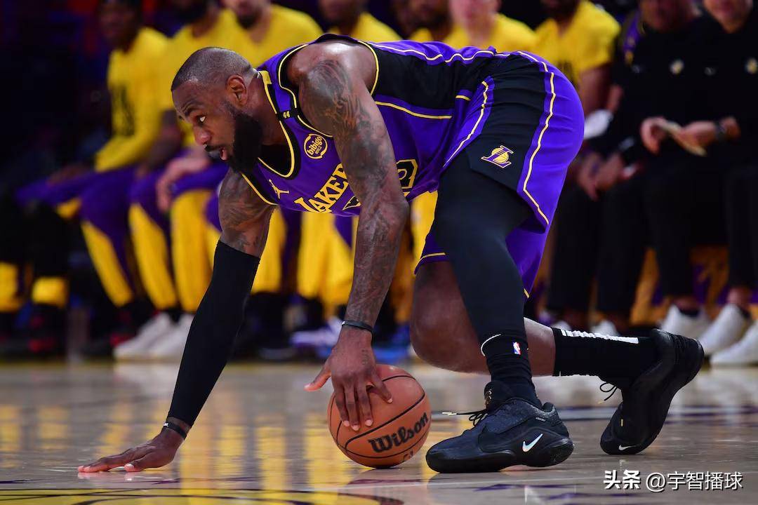 詹姆斯意外战胜DWG，重返赛场引爆全场！观众掌声雷动的简单介绍